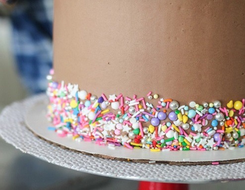 ¿Cómo decorar un pastel con Sprinkles?